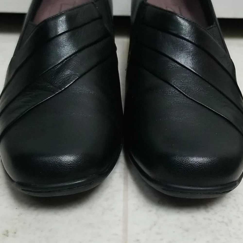 CLARKS Everyday leather slip on shoes kitten heel